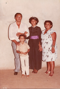 Eliceuda em sua formatura do Magistério na Escola Normal de Ceilândia - DF, acompanhada de sua mãe Maria Vitória Silva de França, seu pai Francisco Alves de França e irmão caçula Benedito Neto Silva de França.